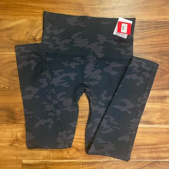 Spanx—Look at me now leggings. Black camo, size M - Picture 5 of 9